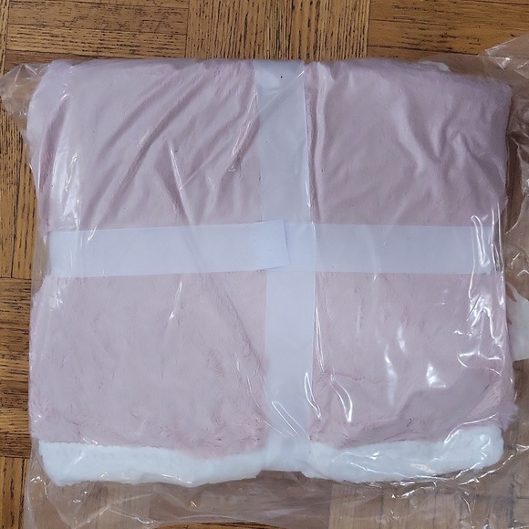 Brand New BELISSIMO FAUX FUR THROW - Picture 2 of 4